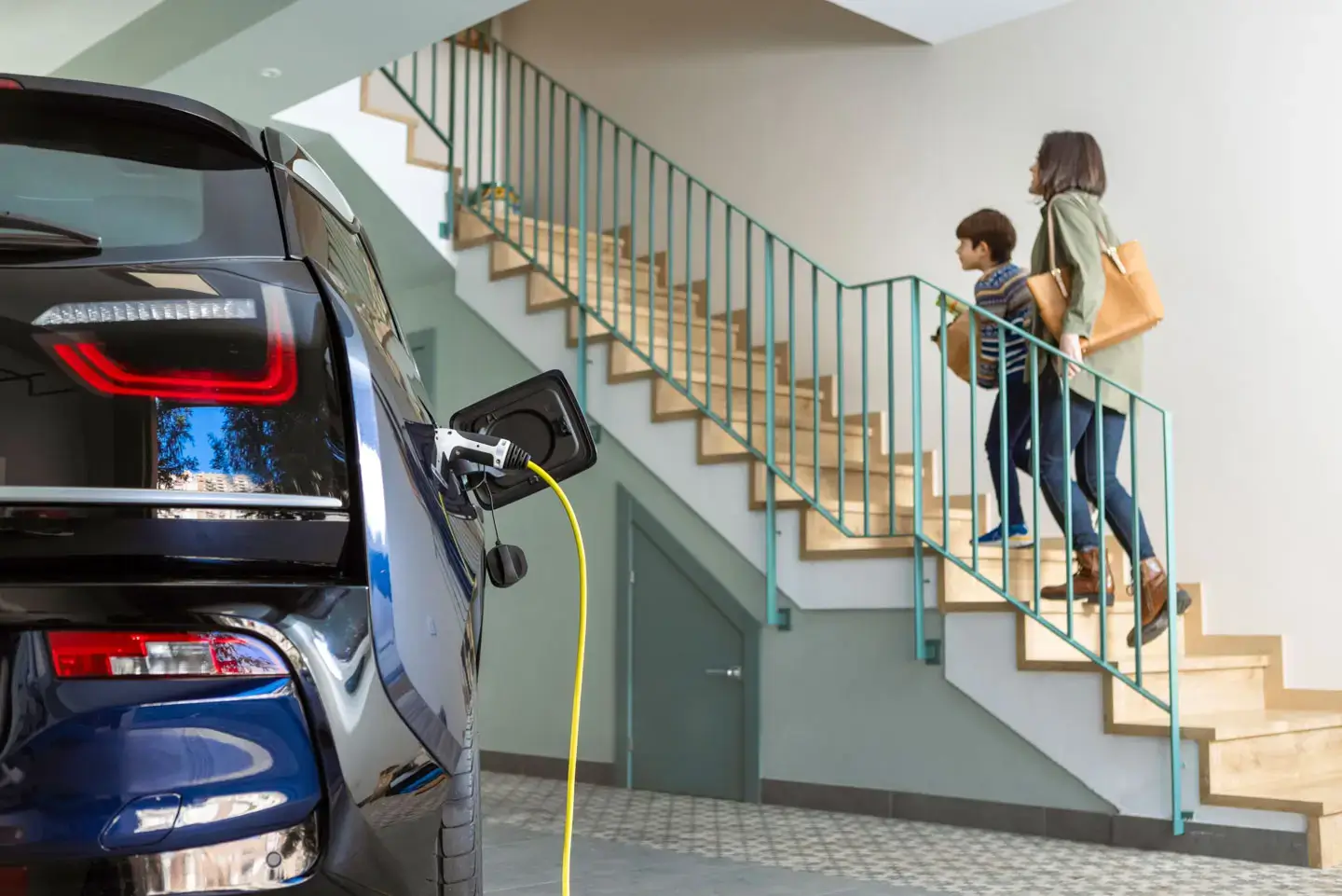 Wallbox an einem Schweizer Einfamilienhaus mit Solaranlage – E-Auto am Laden