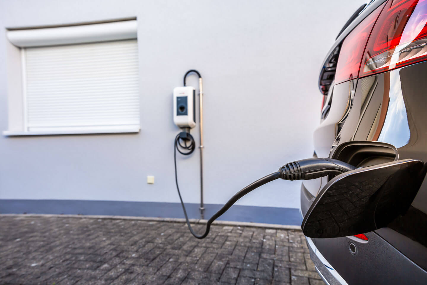 Detailaufnahme eines Verteilers mit Leitungsschutzschaltern und FI-Schalter für die Wallbox