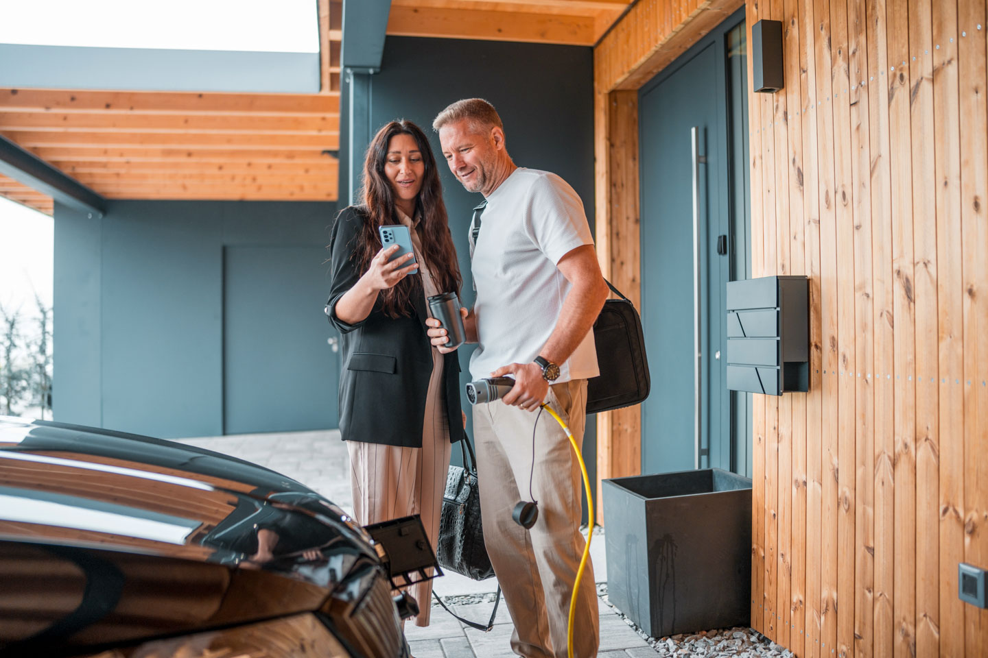 E-Auto lädt über Nacht an der 11-kW-Wallbox in der Garage des Einfamilienhauses