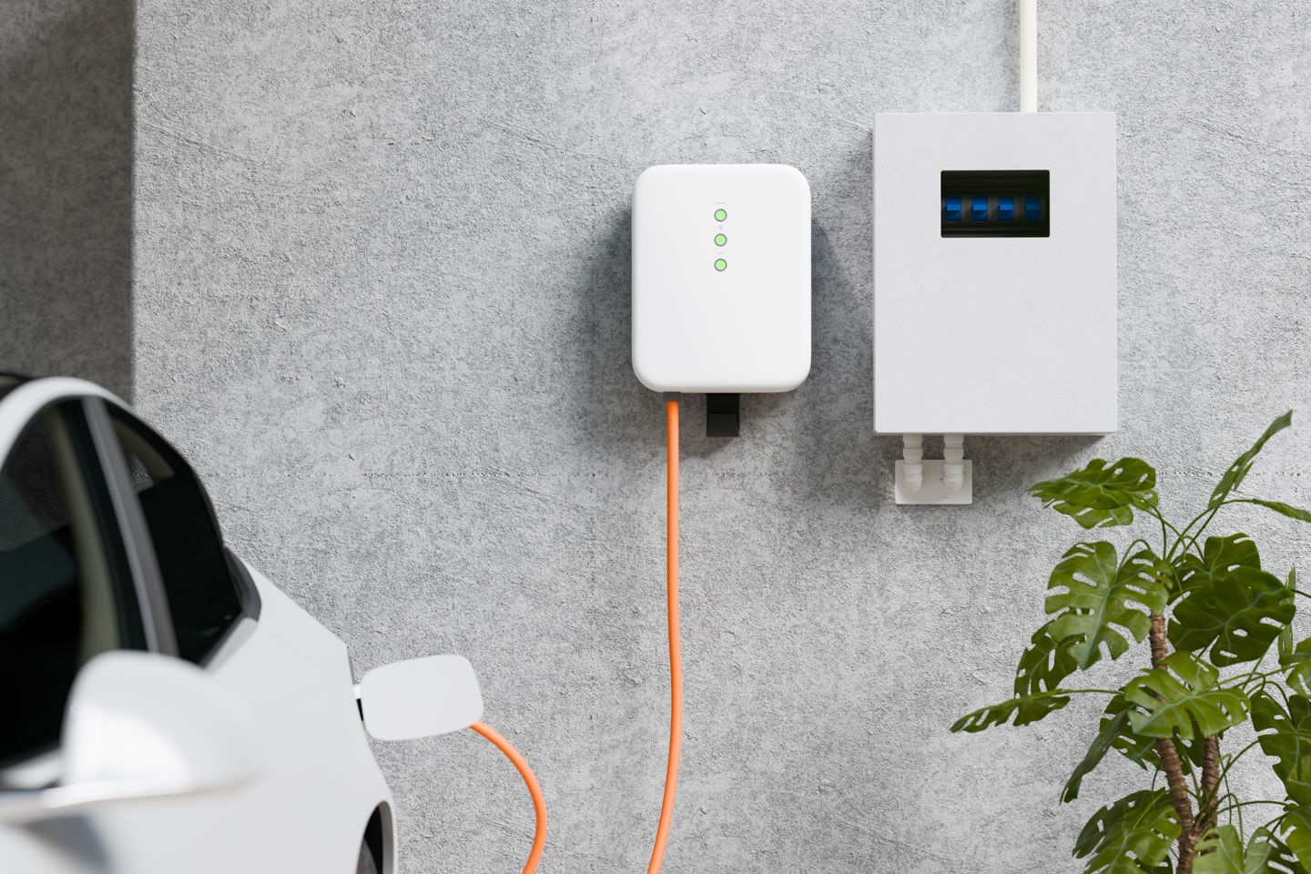 Familie zuhause, E-Auto lädt an der Wallbox – sauber installiert vom Elektrofachbetrieb