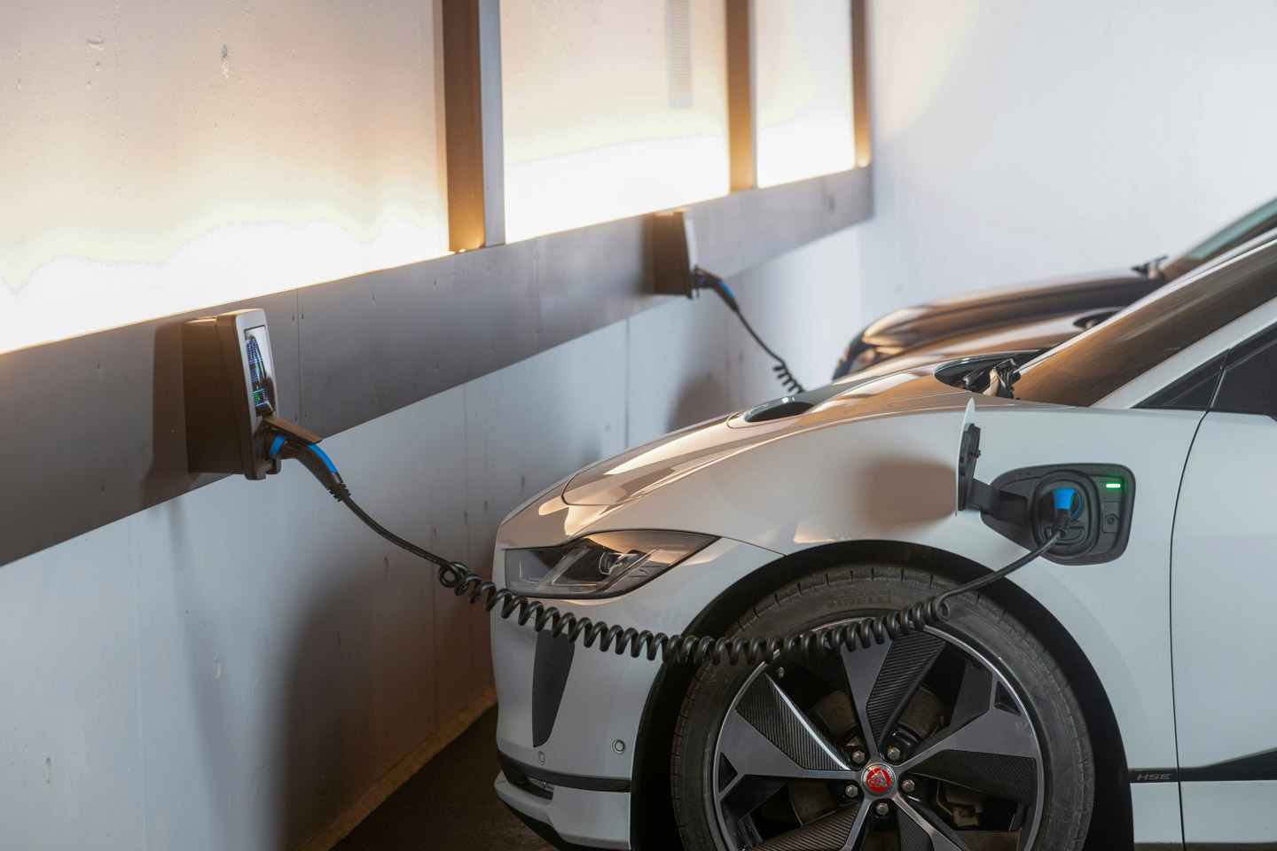 Ladestation mit mehreren angeschlossenen E-Autos in einer Tiefgarage