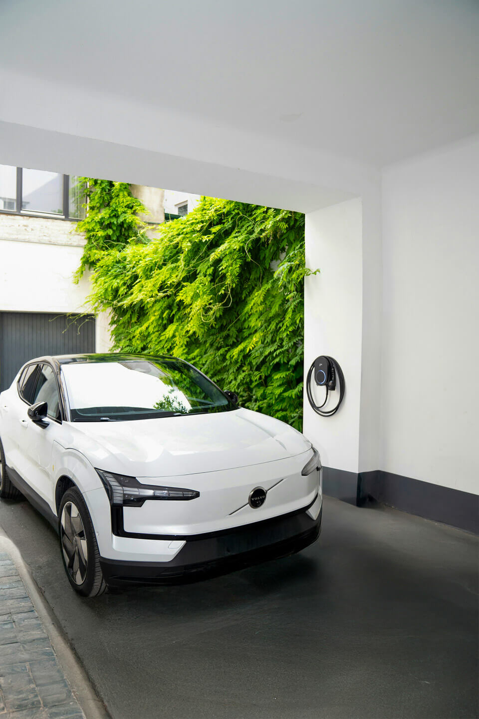Messgerät am Verteiler einer Schweizer Wallbox-Installation während der elektrischen Prüfung